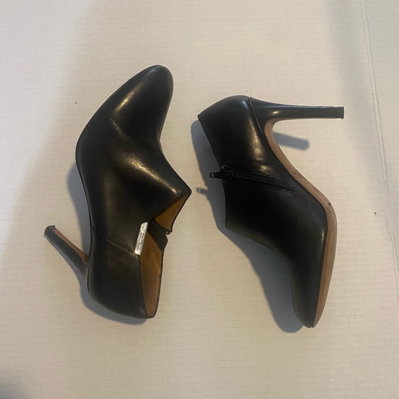 Coach Seneca Black Leather 3”Heeled Ankel Boots. Side Zipper Closure. - Picture 5 of 15